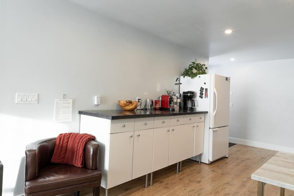 Modern Condo Steps From The Ocean Anchorage Extérieur photo